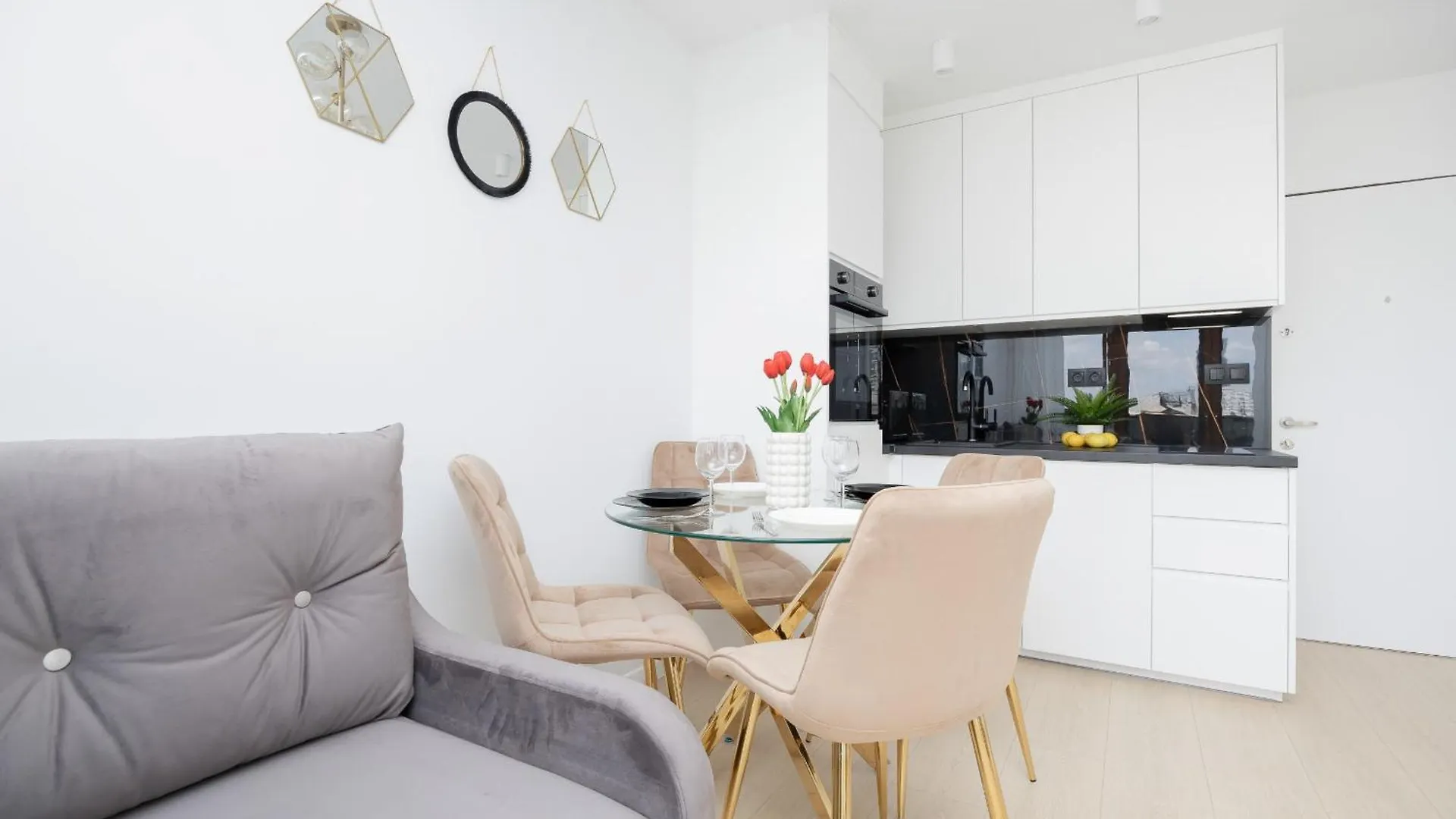 Capitol Bright Apartment In Central Warsaw By Noclegi Renters 0*,